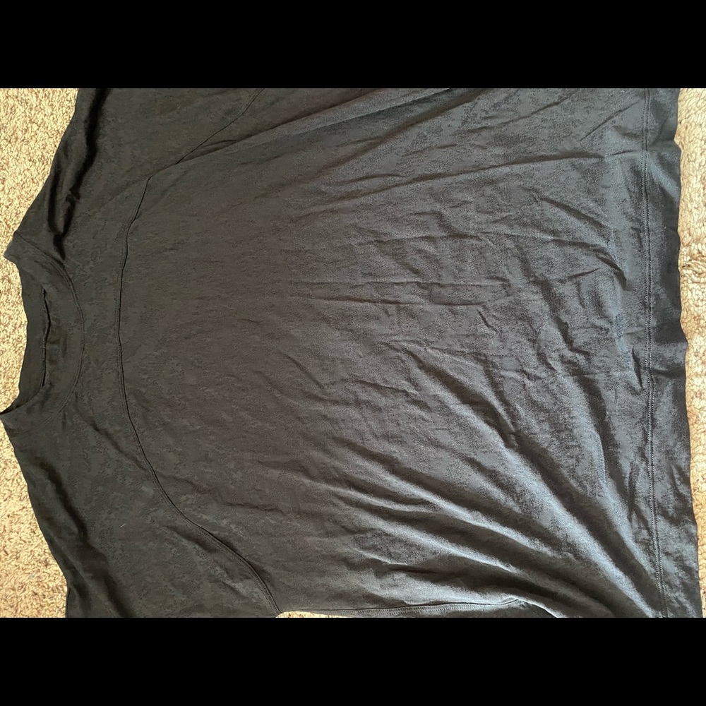 Lululemon tee black with subtle pattern